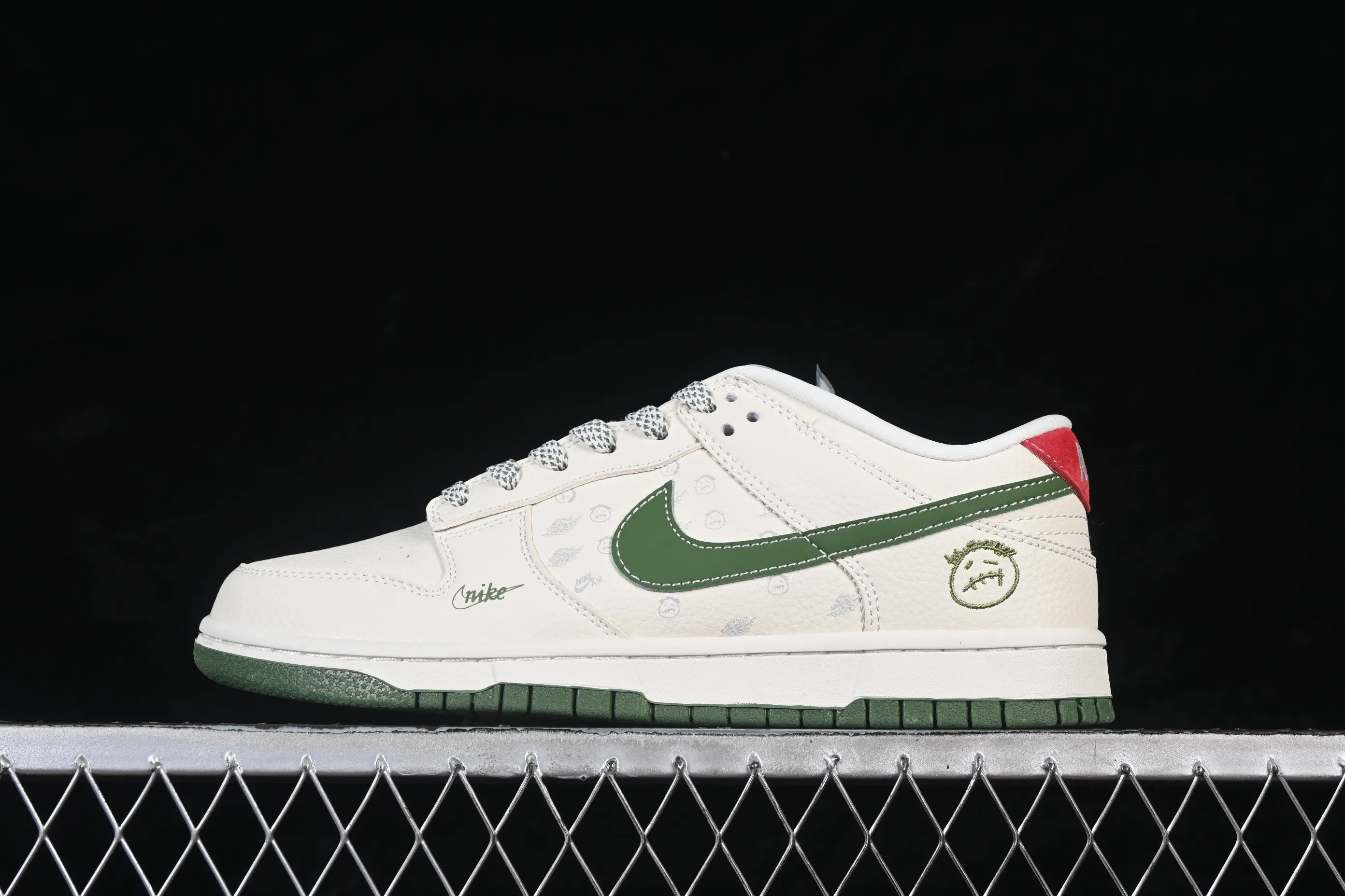 All Categories Nk SB Dunk Series Nk SB Dunk Low High-end Customized Low-top Shoes Nike SB Dunk Low Ghostface Collaboration Milky White Matcha Green High-end Customized Low-top Casual Shoes DS6608-018